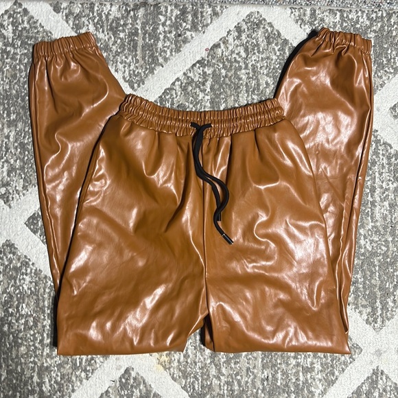 HIGH WAISTED PLEATHER PANTS - Picture 2 of 3